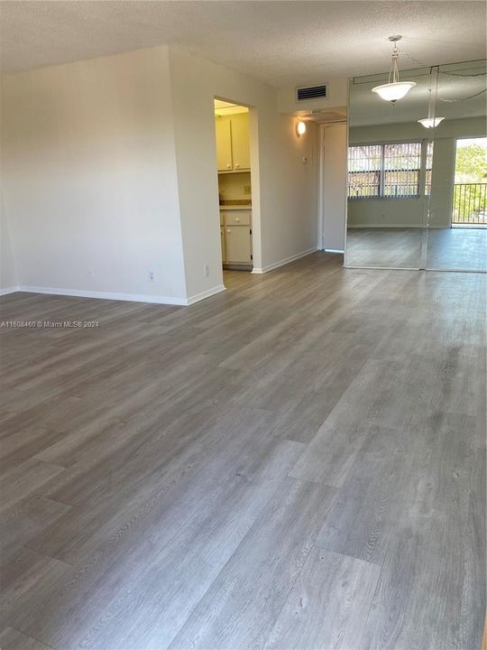 Recently Rented: $1,700 (1 beds, 1 baths, 811 Square Feet)