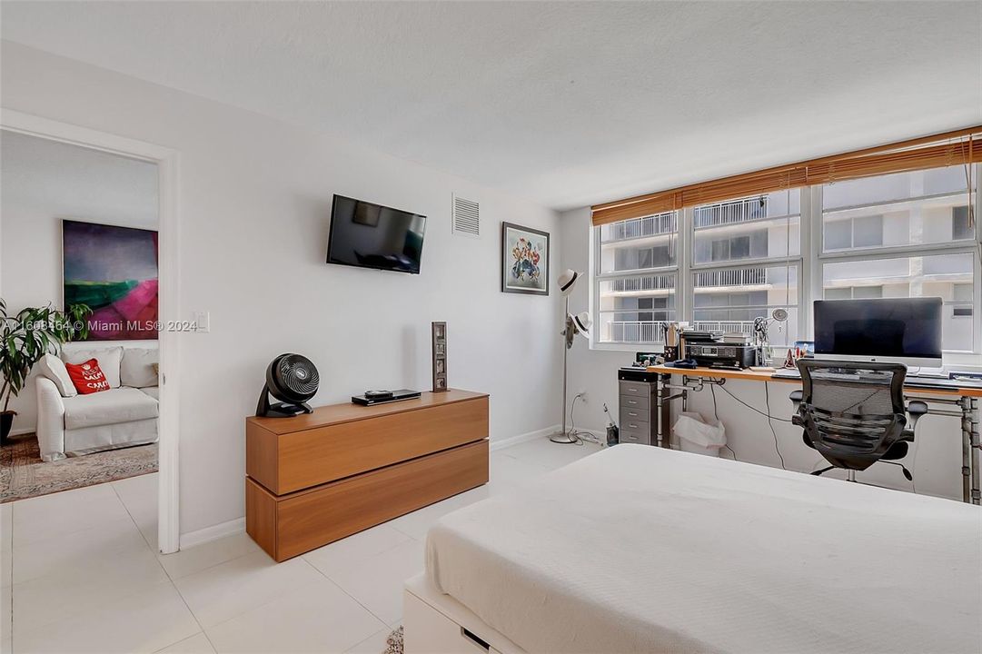 For Sale: $555,000 (1 beds, 1 baths, 808 Square Feet)