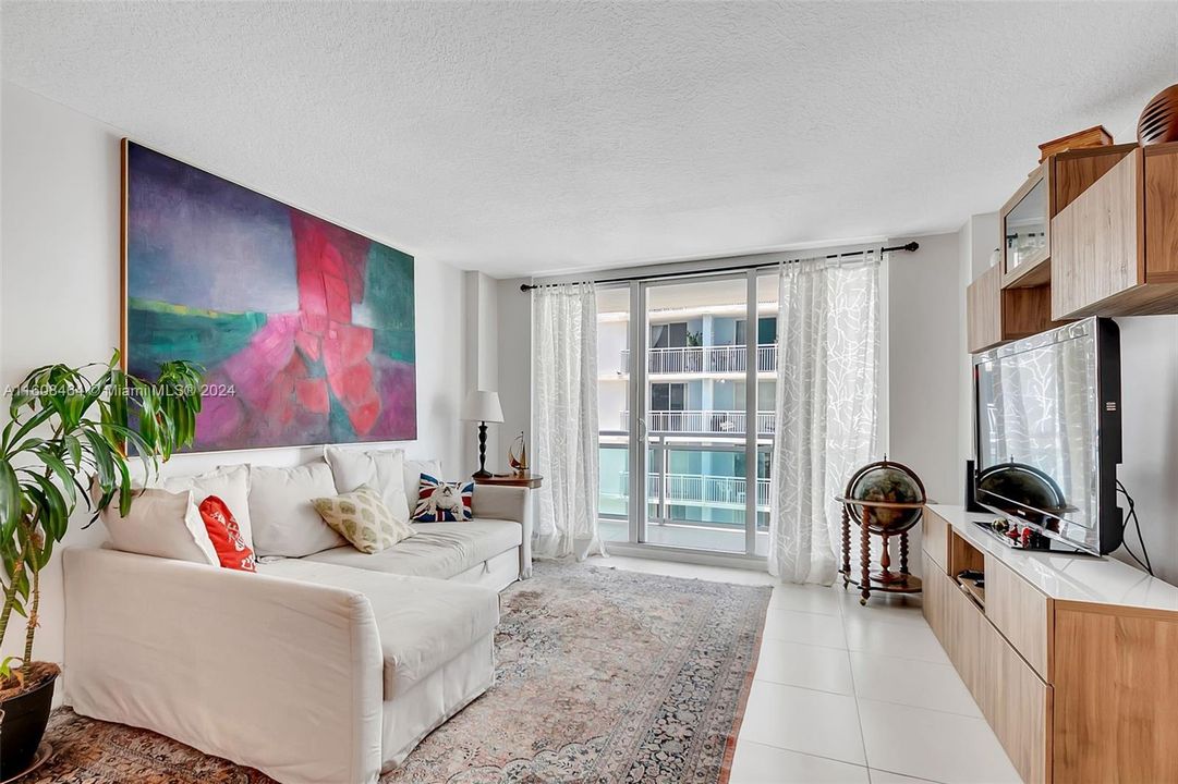 For Sale: $555,000 (1 beds, 1 baths, 808 Square Feet)