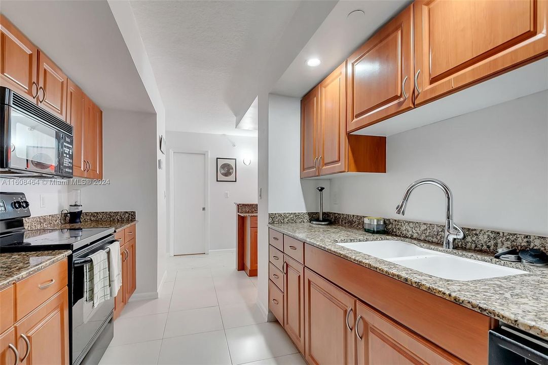For Sale: $555,000 (1 beds, 1 baths, 808 Square Feet)