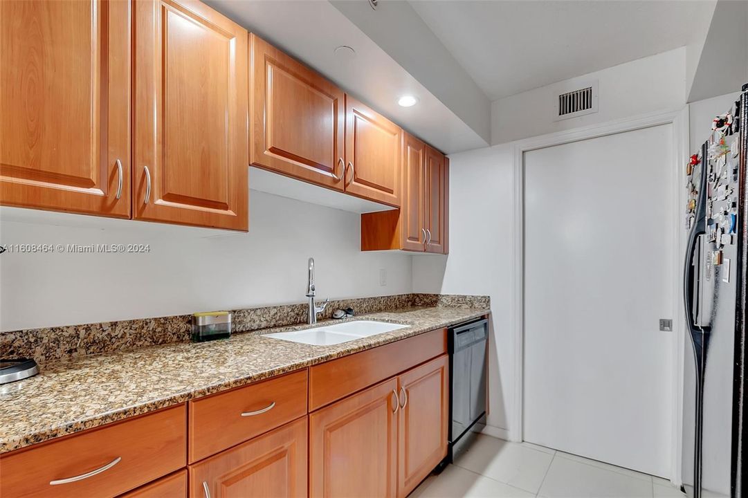 For Sale: $555,000 (1 beds, 1 baths, 808 Square Feet)