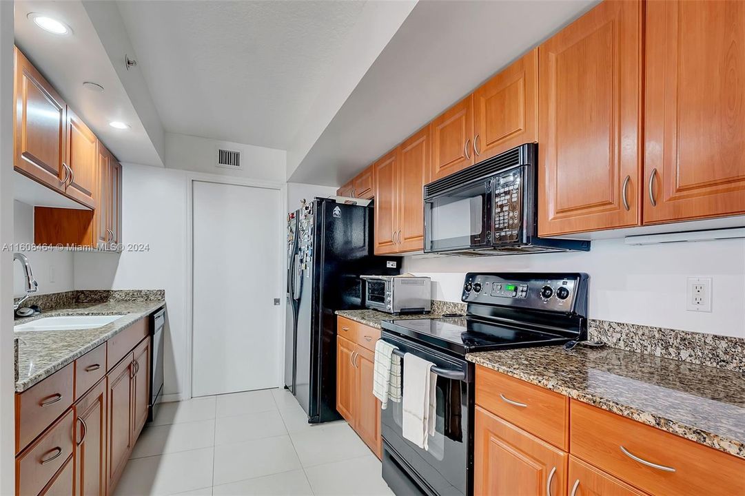 For Sale: $555,000 (1 beds, 1 baths, 808 Square Feet)