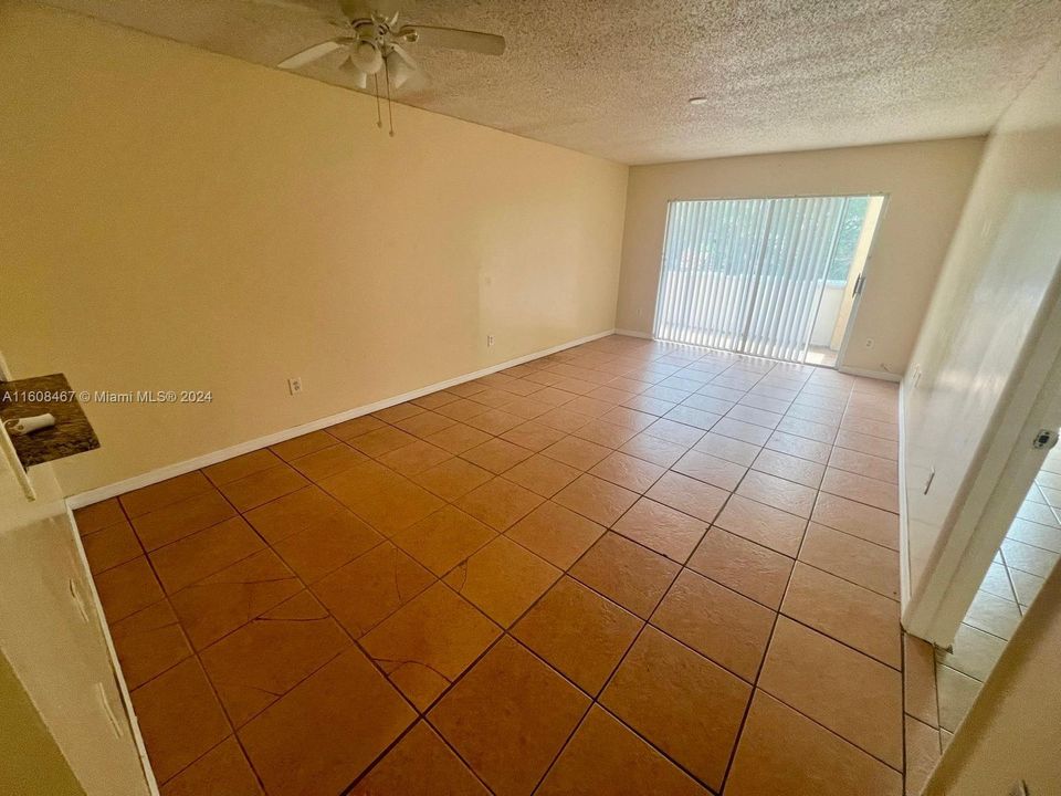 For Rent: $1,700 (2 beds, 1 baths, 735 Square Feet)