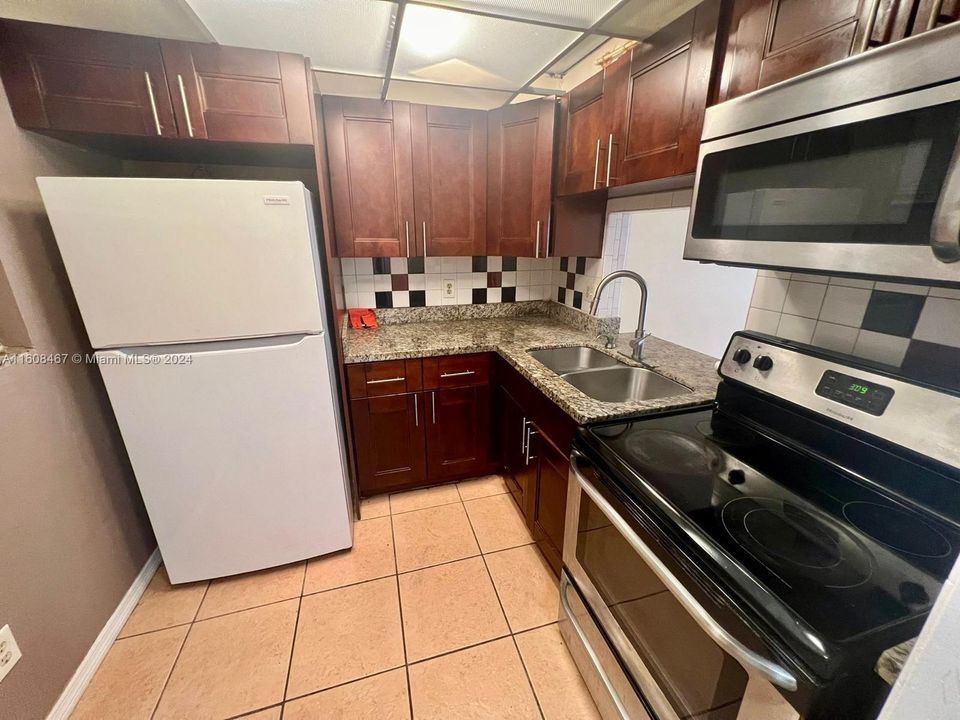 For Rent: $1,700 (2 beds, 1 baths, 735 Square Feet)