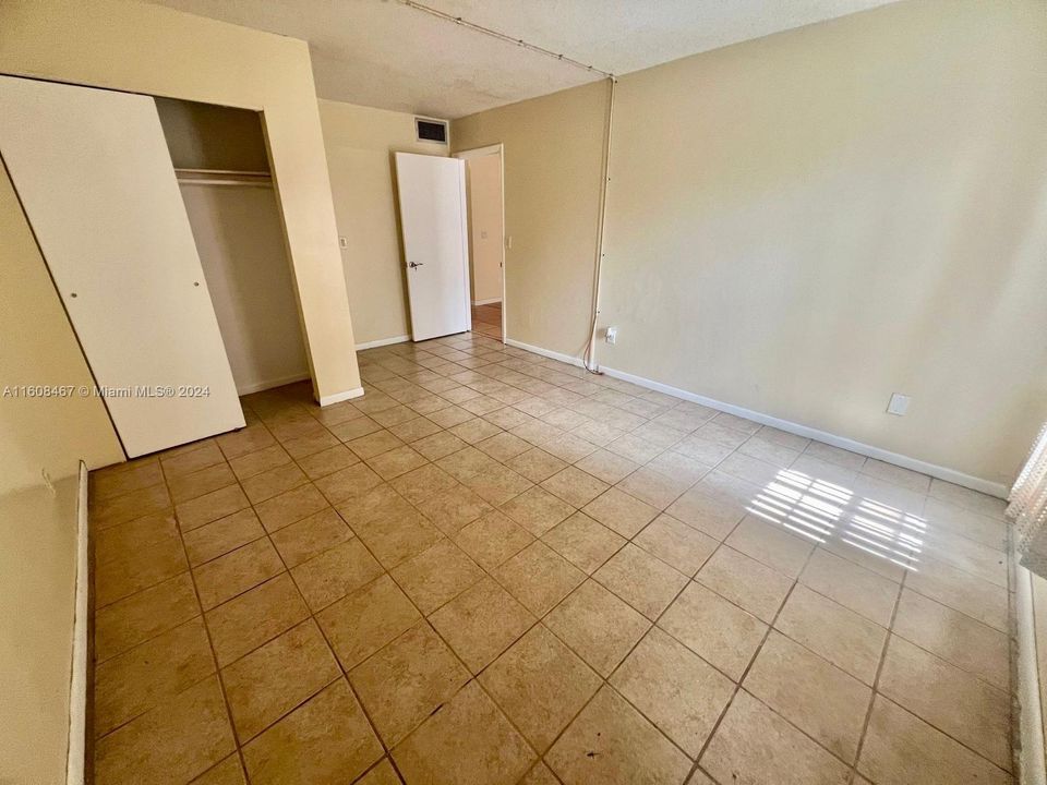 For Rent: $1,700 (2 beds, 1 baths, 735 Square Feet)