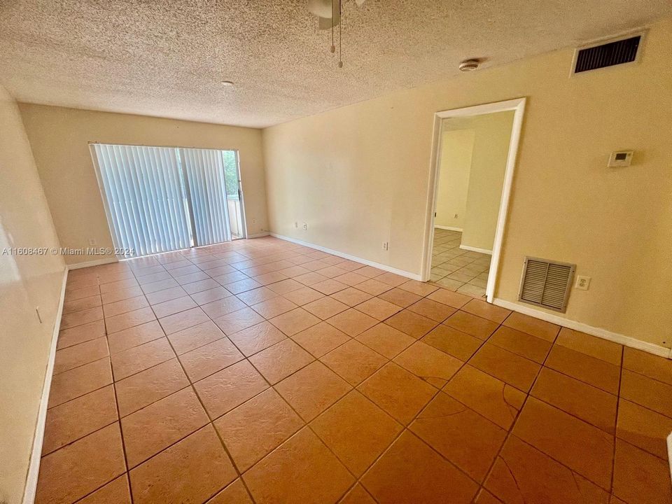 For Rent: $1,700 (2 beds, 1 baths, 735 Square Feet)