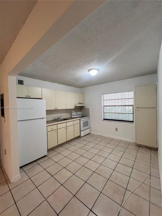 For Rent: $2,000 (2 beds, 1 baths, 4192 Square Feet)