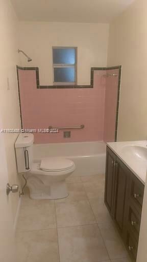 Active With Contract: $2,100 (2 beds, 1 baths, 2291 Square Feet)