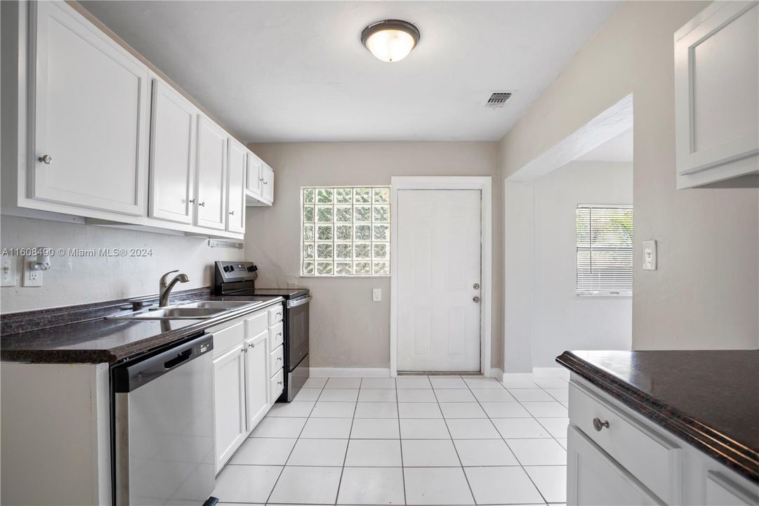 For Sale: $385,000 (2 beds, 1 baths, 1008 Square Feet)