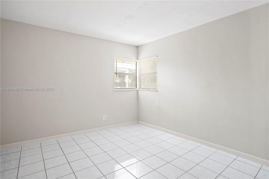 For Sale: $385,000 (2 beds, 1 baths, 1008 Square Feet)