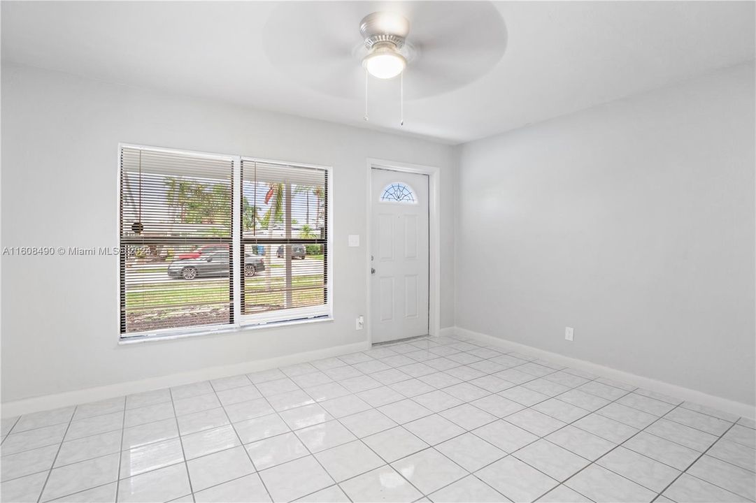 For Sale: $385,000 (2 beds, 1 baths, 1008 Square Feet)