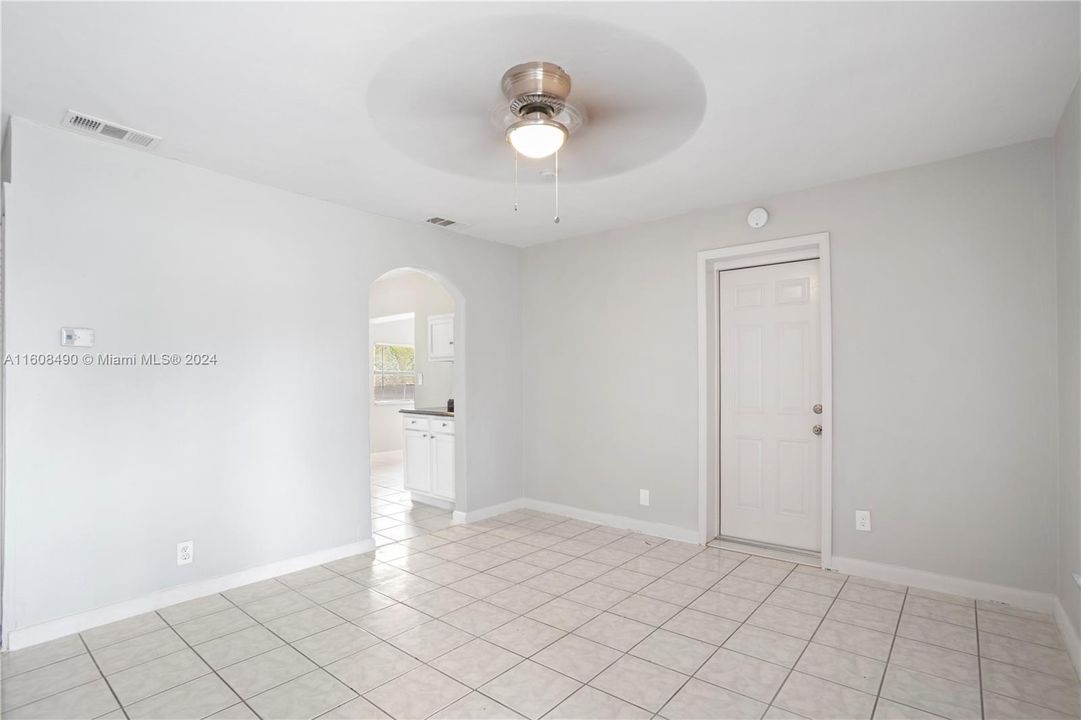 For Sale: $385,000 (2 beds, 1 baths, 1008 Square Feet)