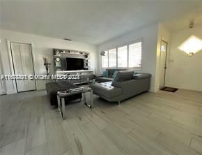 For Sale: $379,000 (2 beds, 1 baths, 1098 Square Feet)