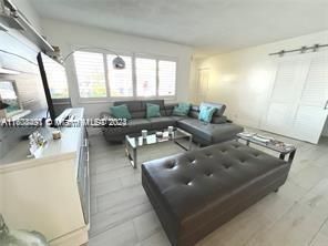 For Sale: $379,000 (2 beds, 1 baths, 1098 Square Feet)