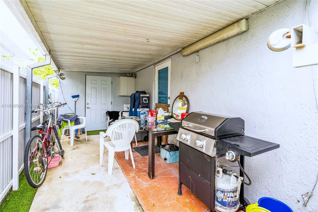 Vendido Recientemente: $750,000 (4 camas, 3 baños, 1702 Pies cuadrados)