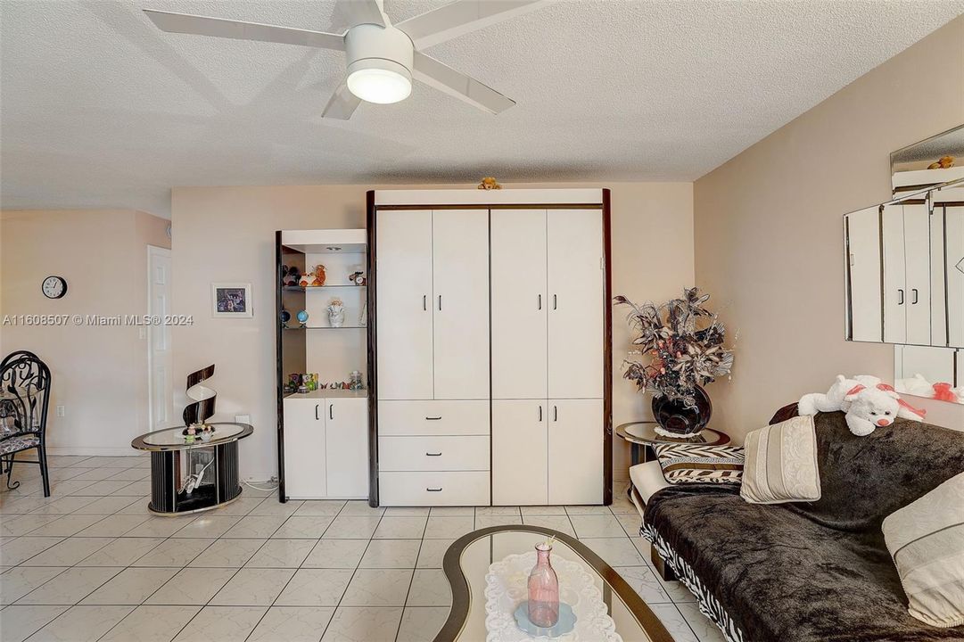 For Sale: $82,000 (1 beds, 1 baths, 688 Square Feet)