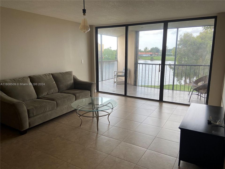 For Sale: $385,000 (2 beds, 2 baths, 1235 Square Feet)