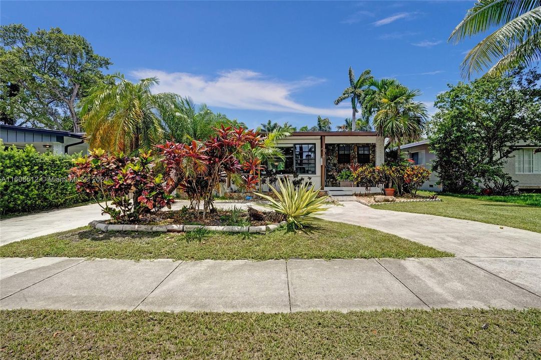 For Sale: $1,099,000 (3 beds, 3 baths, 1650 Square Feet)