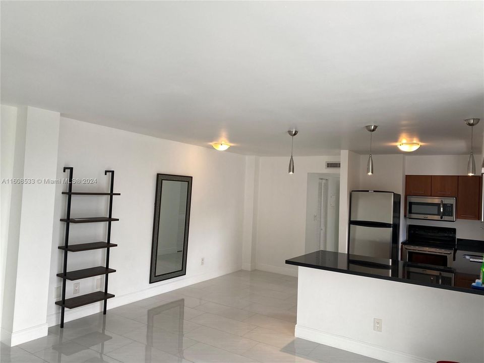 For Sale: $340,000 (1 beds, 1 baths, 741 Square Feet)