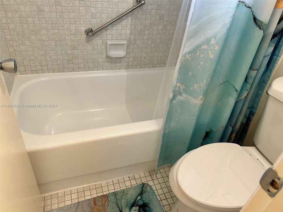 For Sale: $180,000 (1 beds, 1 baths, 773 Square Feet)