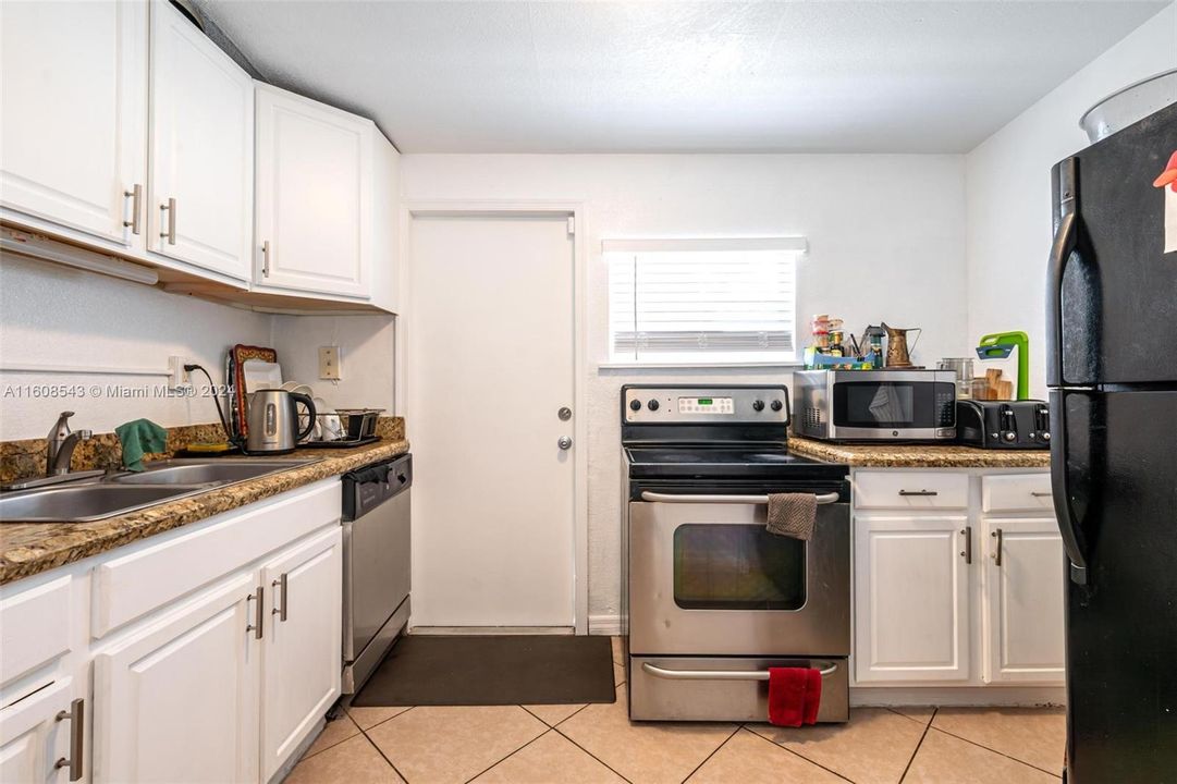 For Sale: $359,310 (3 beds, 2 baths, 928 Square Feet)