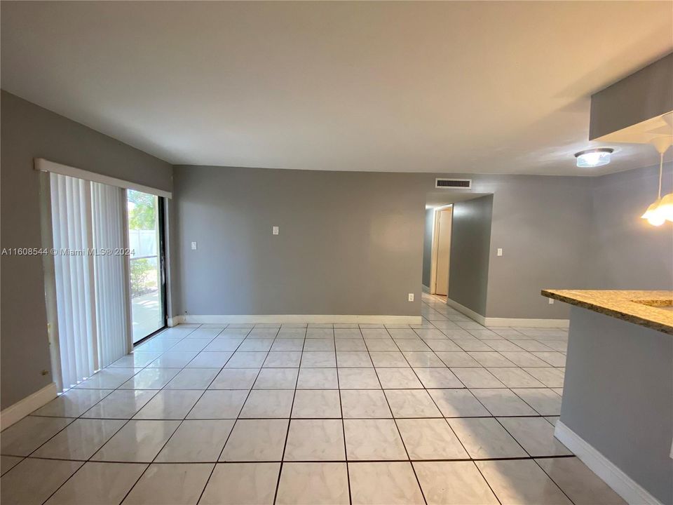 For Rent: $2,345 (2 beds, 2 baths, 870 Square Feet)