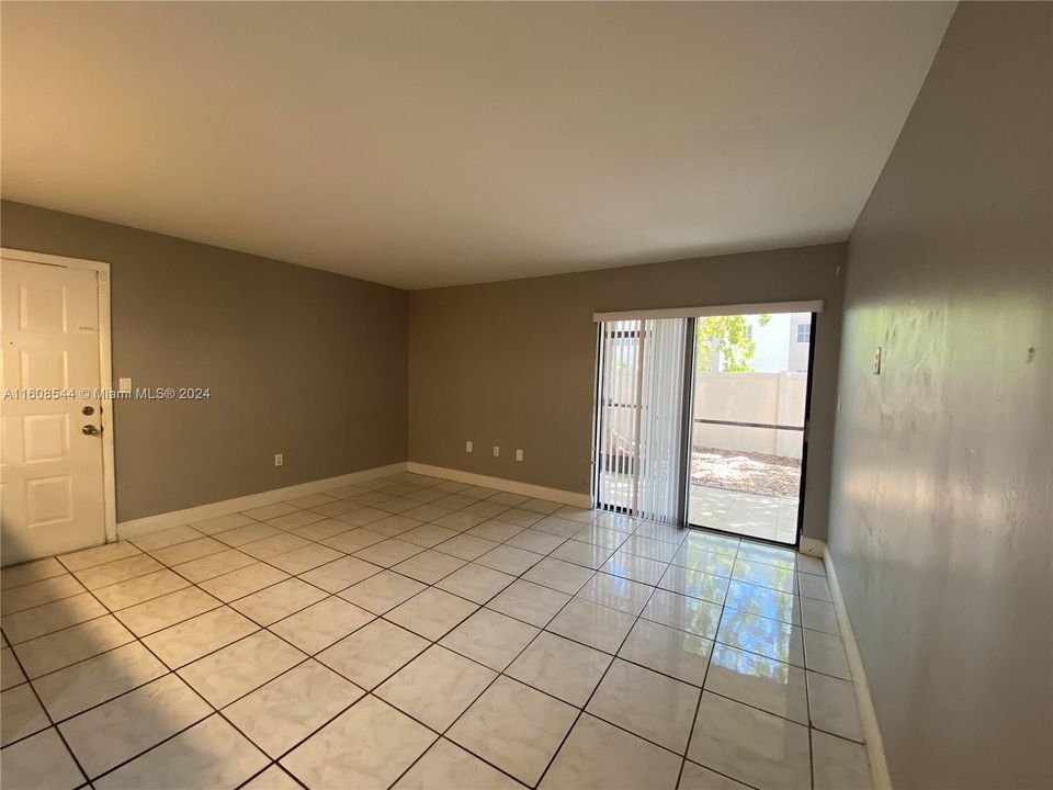 For Rent: $2,345 (2 beds, 2 baths, 870 Square Feet)