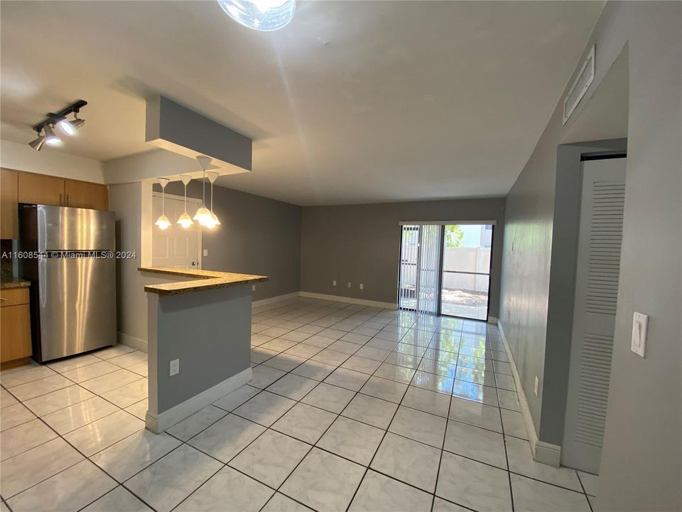 For Rent: $2,345 (2 beds, 2 baths, 870 Square Feet)