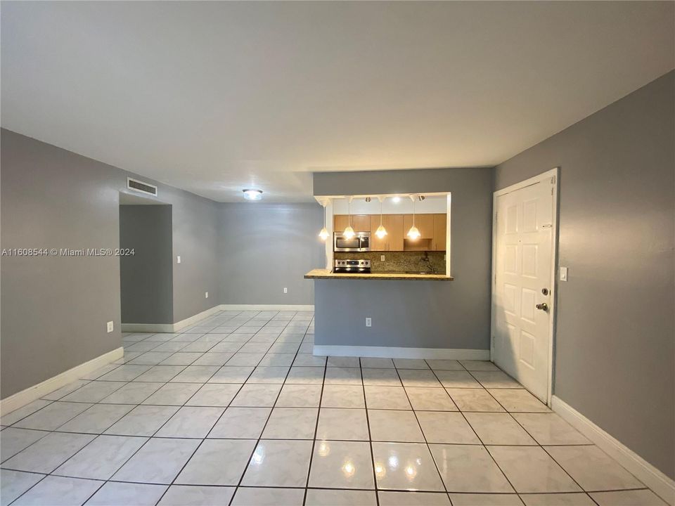 For Rent: $2,345 (2 beds, 2 baths, 870 Square Feet)