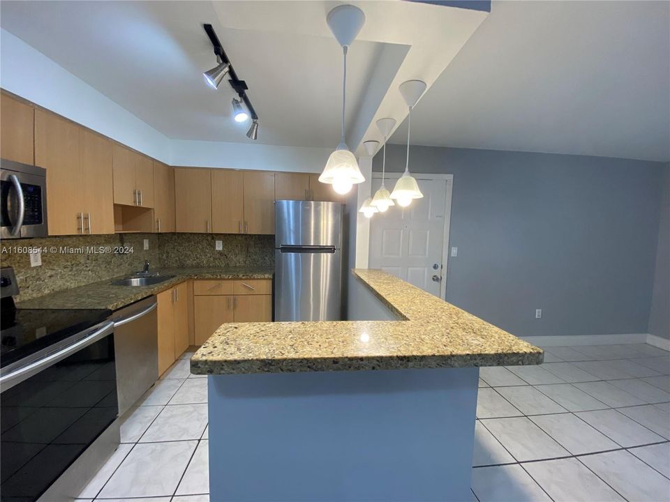 For Rent: $2,345 (2 beds, 2 baths, 870 Square Feet)