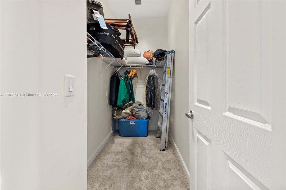 WALK IN CLOSET