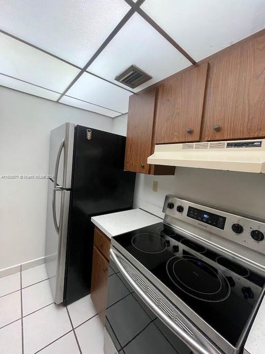 For Rent: $2,300 (2 beds, 1 baths, 816 Square Feet)