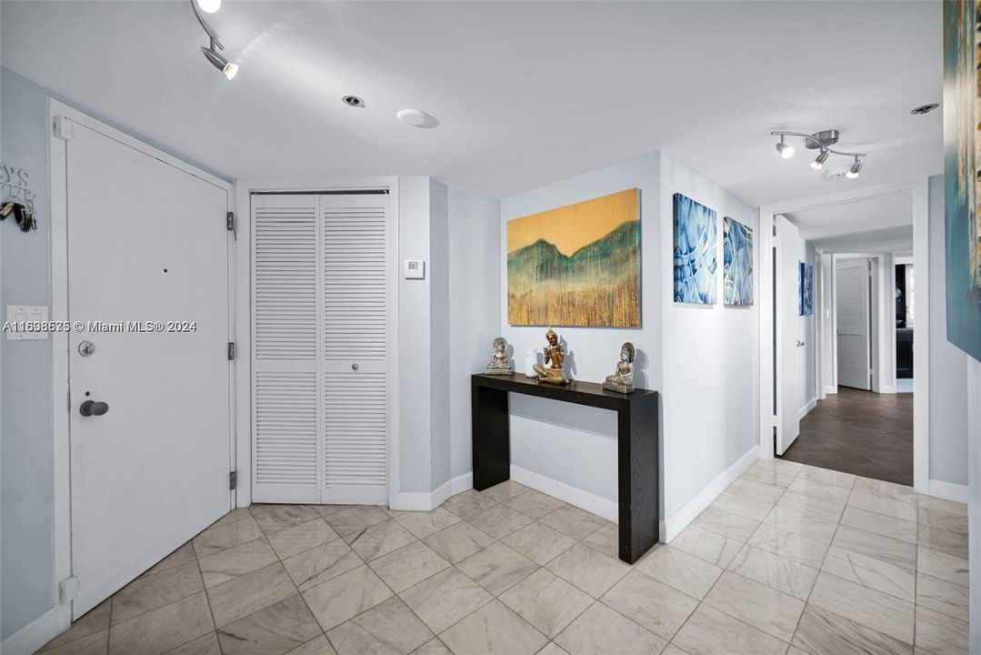 Active With Contract: $2,900 (2 beds, 2 baths, 1553 Square Feet)