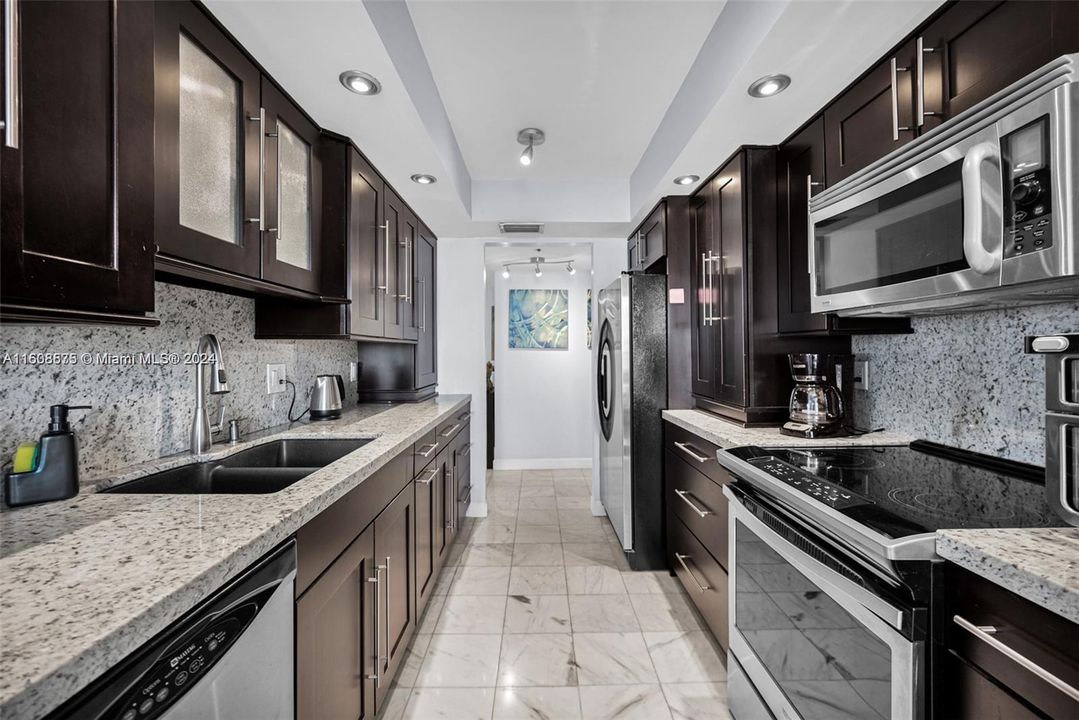 Active With Contract: $2,900 (2 beds, 2 baths, 1553 Square Feet)