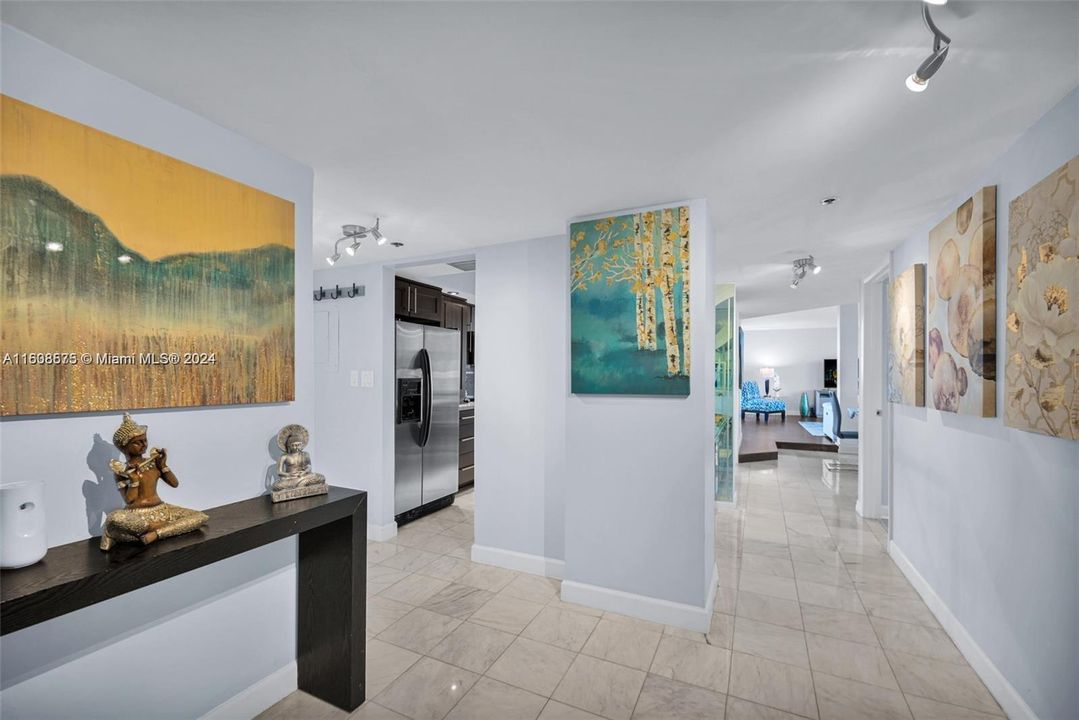 Active With Contract: $2,900 (2 beds, 2 baths, 1553 Square Feet)