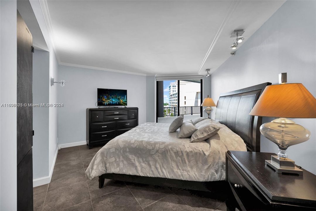 Active With Contract: $2,900 (2 beds, 2 baths, 1553 Square Feet)