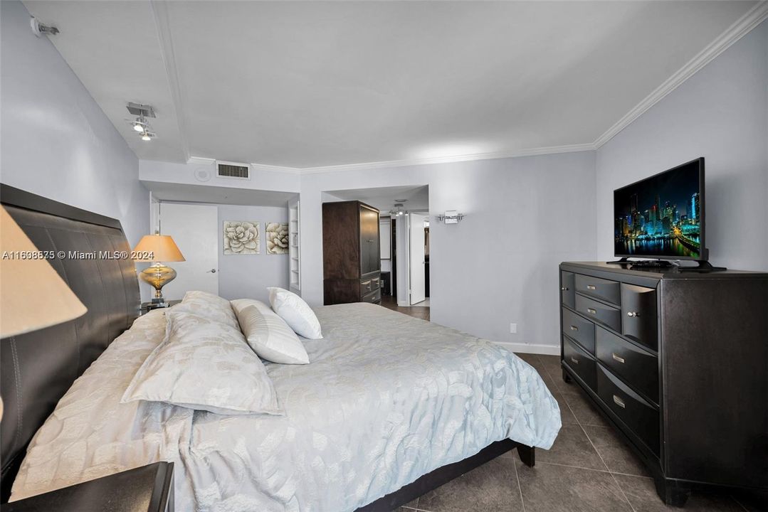 Active With Contract: $2,900 (2 beds, 2 baths, 1553 Square Feet)