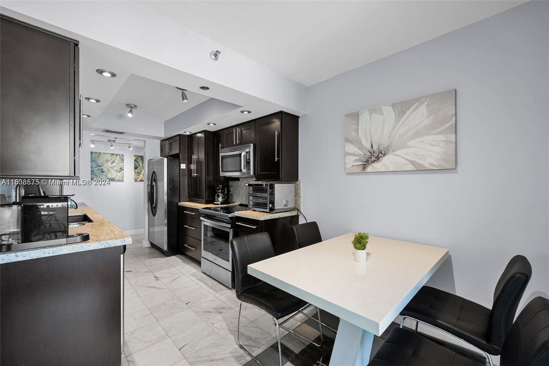 Active With Contract: $2,900 (2 beds, 2 baths, 1553 Square Feet)