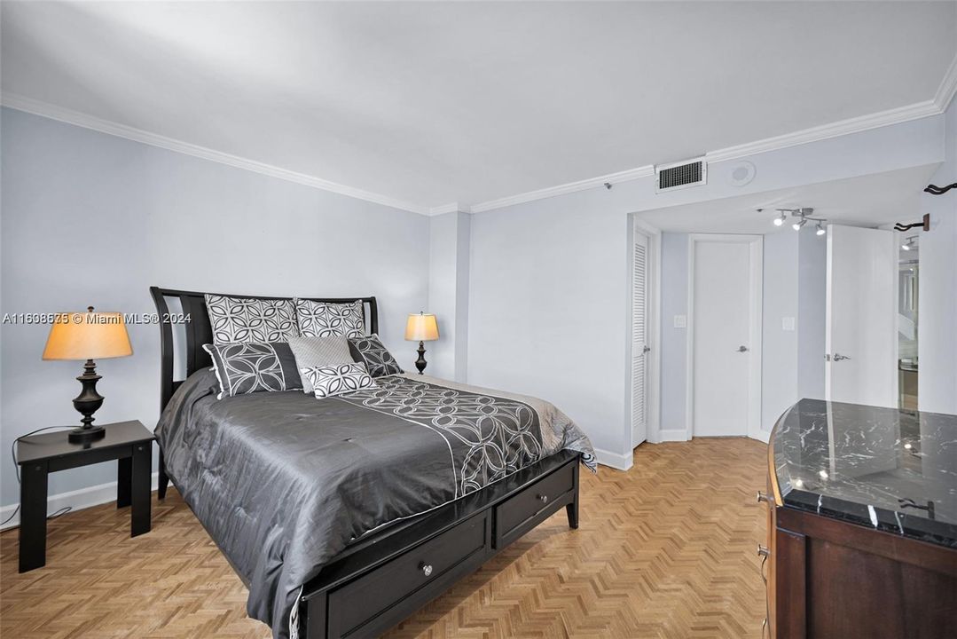 Active With Contract: $2,900 (2 beds, 2 baths, 1553 Square Feet)