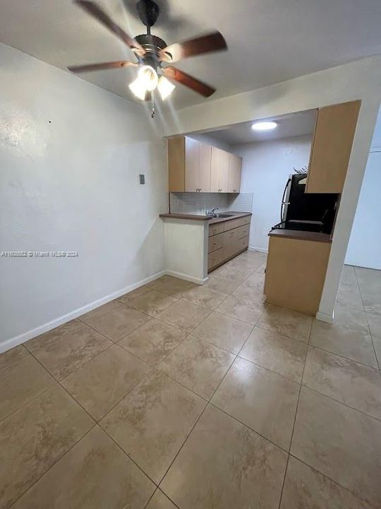 Active With Contract: $1,800 (1 beds, 1 baths, 672 Square Feet)