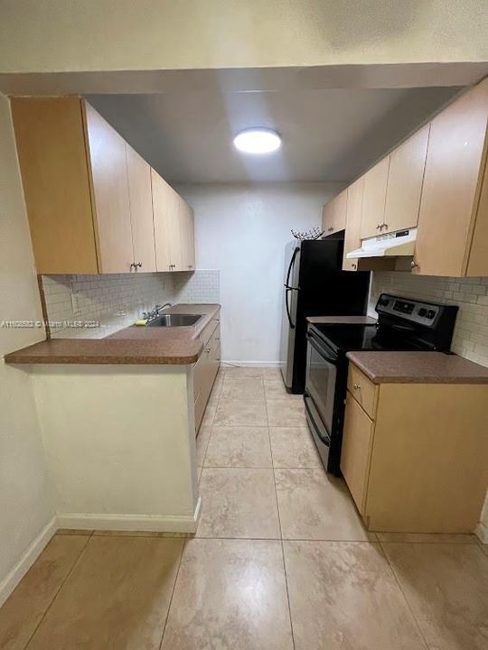 Active With Contract: $1,800 (1 beds, 1 baths, 672 Square Feet)