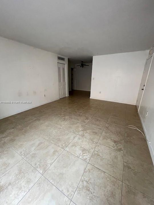 Active With Contract: $1,800 (1 beds, 1 baths, 672 Square Feet)