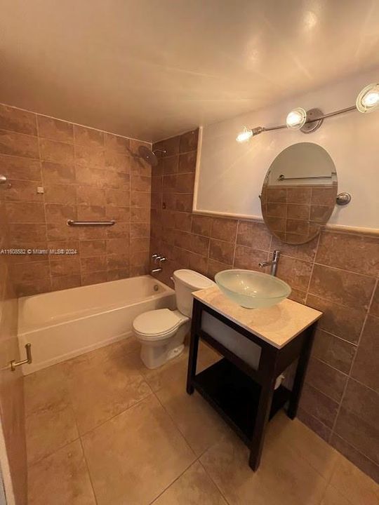 Active With Contract: $1,800 (1 beds, 1 baths, 672 Square Feet)