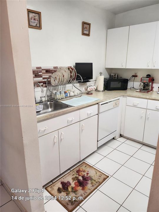 For Sale: $327,000 (2 beds, 2 baths, 997 Square Feet)