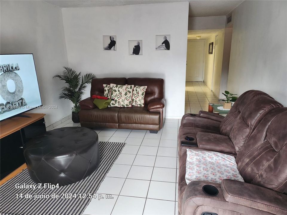 For Sale: $327,000 (2 beds, 2 baths, 997 Square Feet)