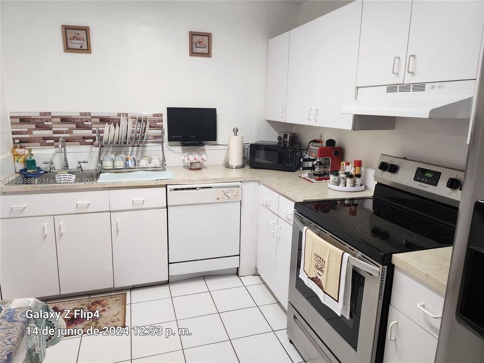 For Sale: $327,000 (2 beds, 2 baths, 997 Square Feet)