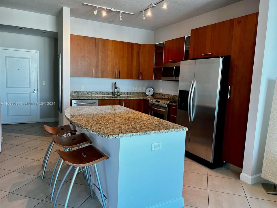 For Rent: $2,950 (1 beds, 1 baths, 875 Square Feet)