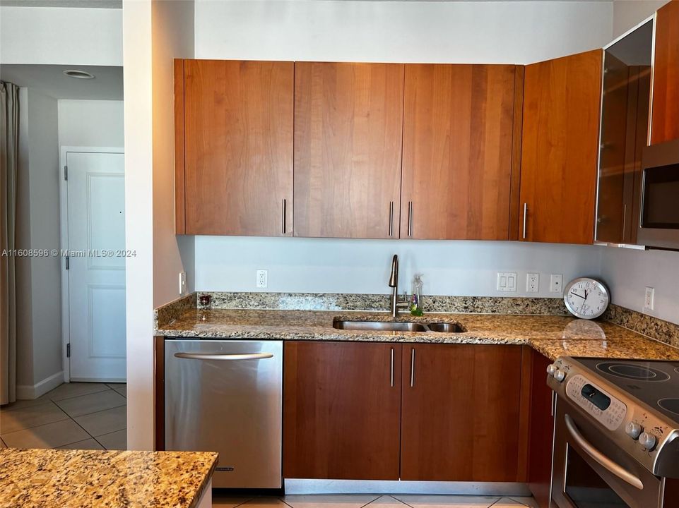 For Rent: $3,100 (1 beds, 1 baths, 875 Square Feet)