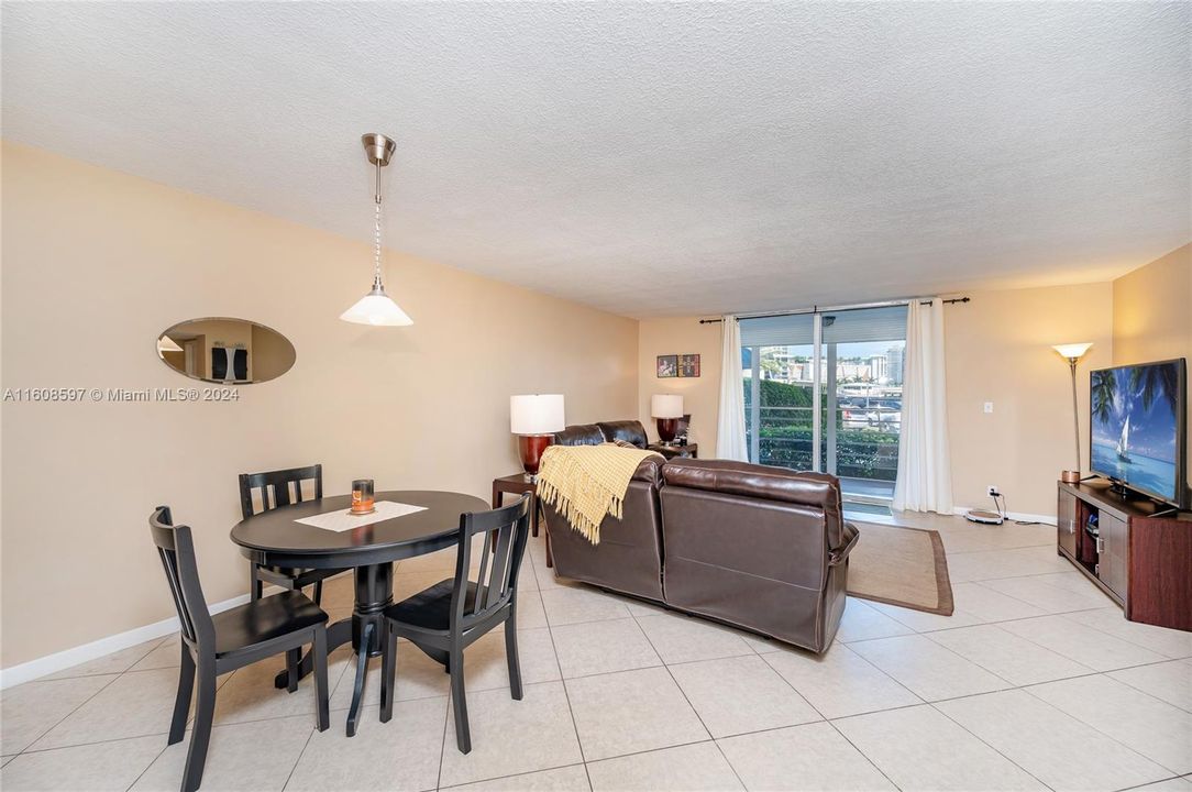 For Sale: $260,000 (1 beds, 1 baths, 834 Square Feet)