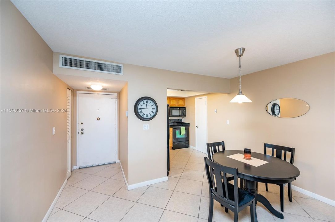 For Sale: $260,000 (1 beds, 1 baths, 834 Square Feet)